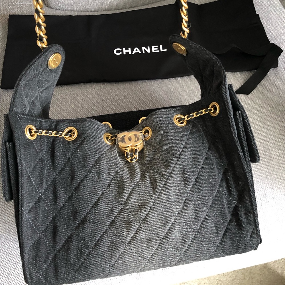 CHANEL Black Quilted Shoulder Bag with Gold Chain Hardware